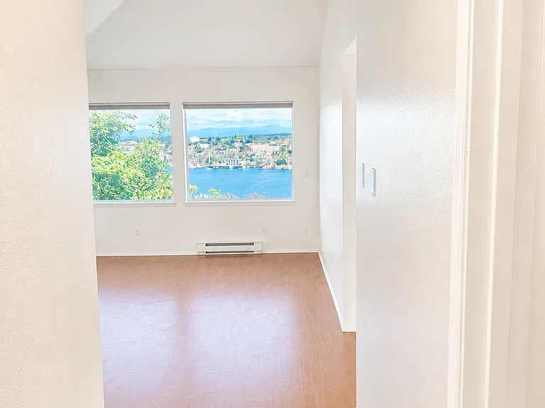 Hallway to Livingroom