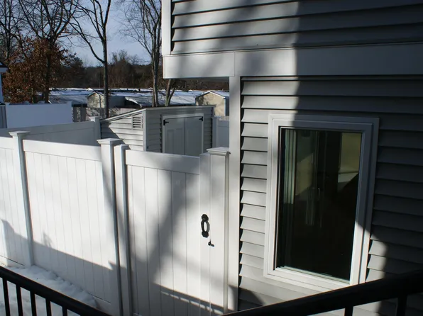 25 Meadow Pond Dr, Leominster, MA 01453