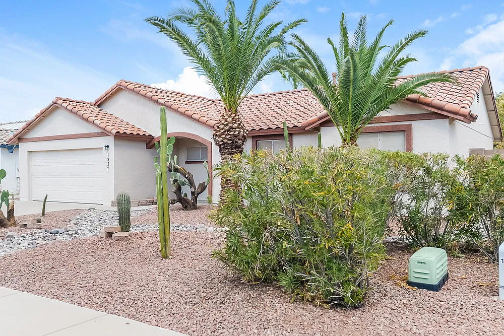 3 bed, 2.0 bath, 1368 sqft, $2,030 — Photo 3