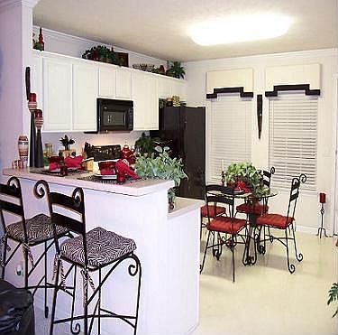 Open Floor Plan w/ Upgraded Kitchen Cabinet and Appliances! Walk in Pantry 
