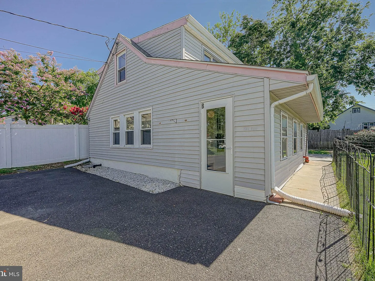 2 bed, 1000 sqft, $2,100 — Photo 1
