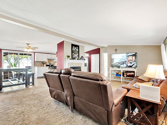 3rd image of 38 Fountain Lake Dr