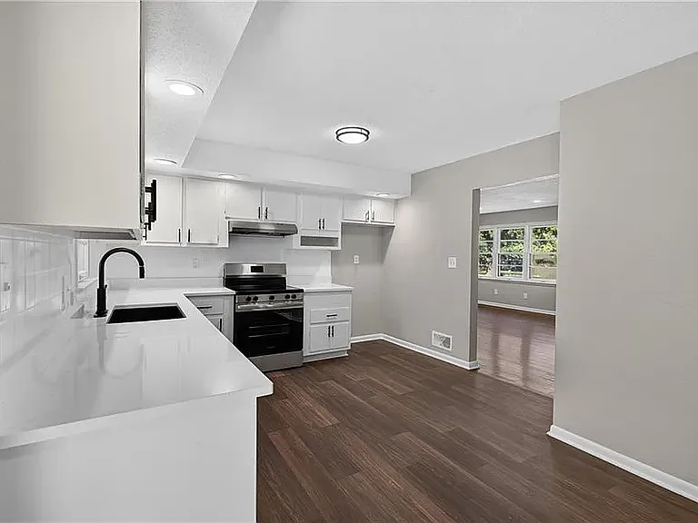 3 bed, 1408 sqft, $2,100 — Photo 2