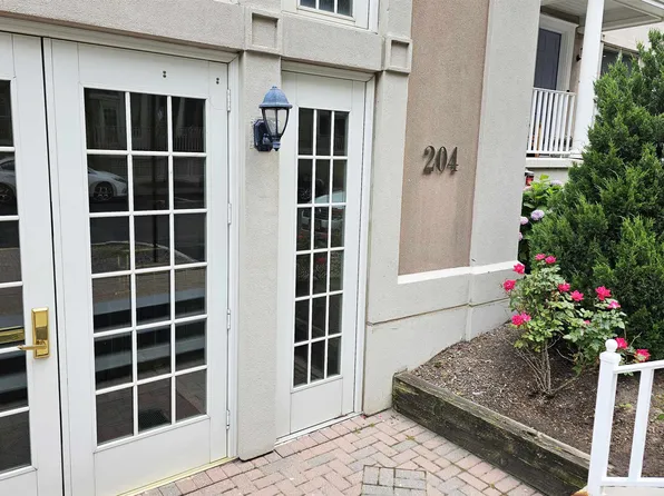 204 Shearwater Ct W APT 51, Jersey City, NJ 07305