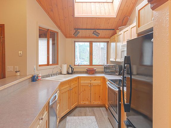 3rd image of 151 Telemark Dr
