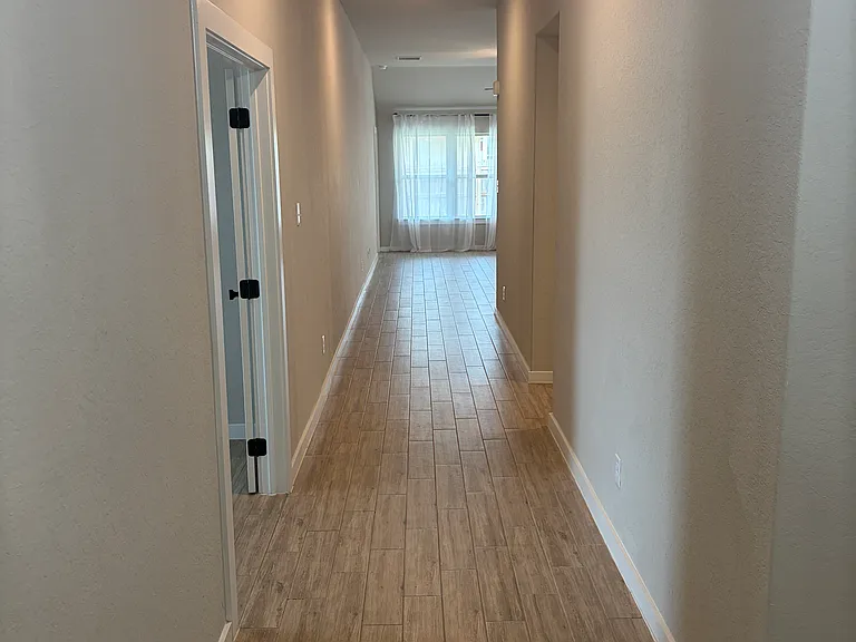 1100 River Wood — Photo 8