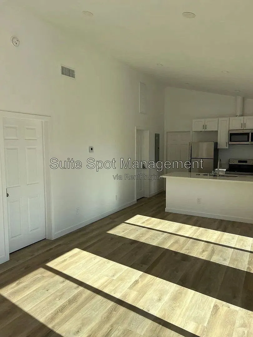 Studio, $1,400 — Photo 1