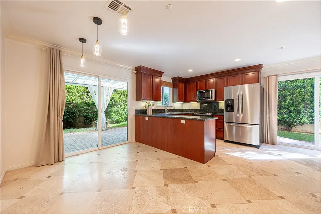 4 bed, 2169 sqft, $4,500 — Photo 2