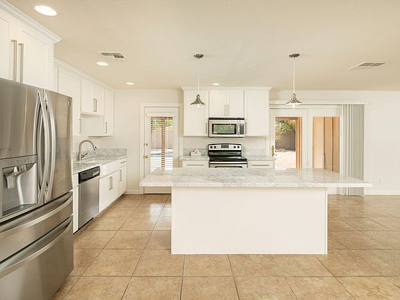 4th image of 1029 E Wesleyan Dr