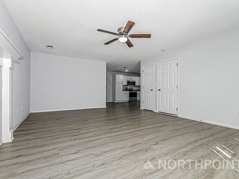 305 NW Woodbury Dr — Photo 4