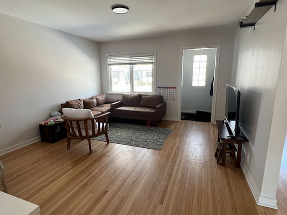 4th image of 121 College Ave E