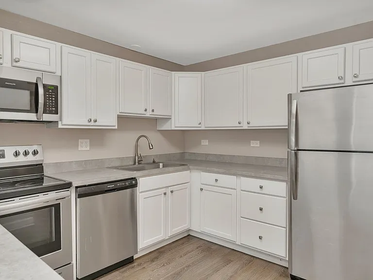 Lakeside Village Apartments — Photo 25
