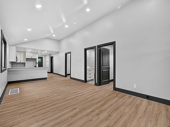 4th image of 548 Arch St