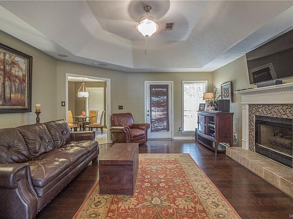 4th image of 643 Chatsworth Dr