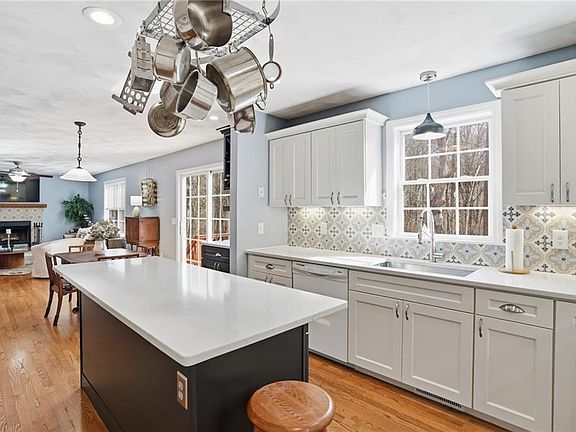 4th image of 45 Gilbert Stuart Dr