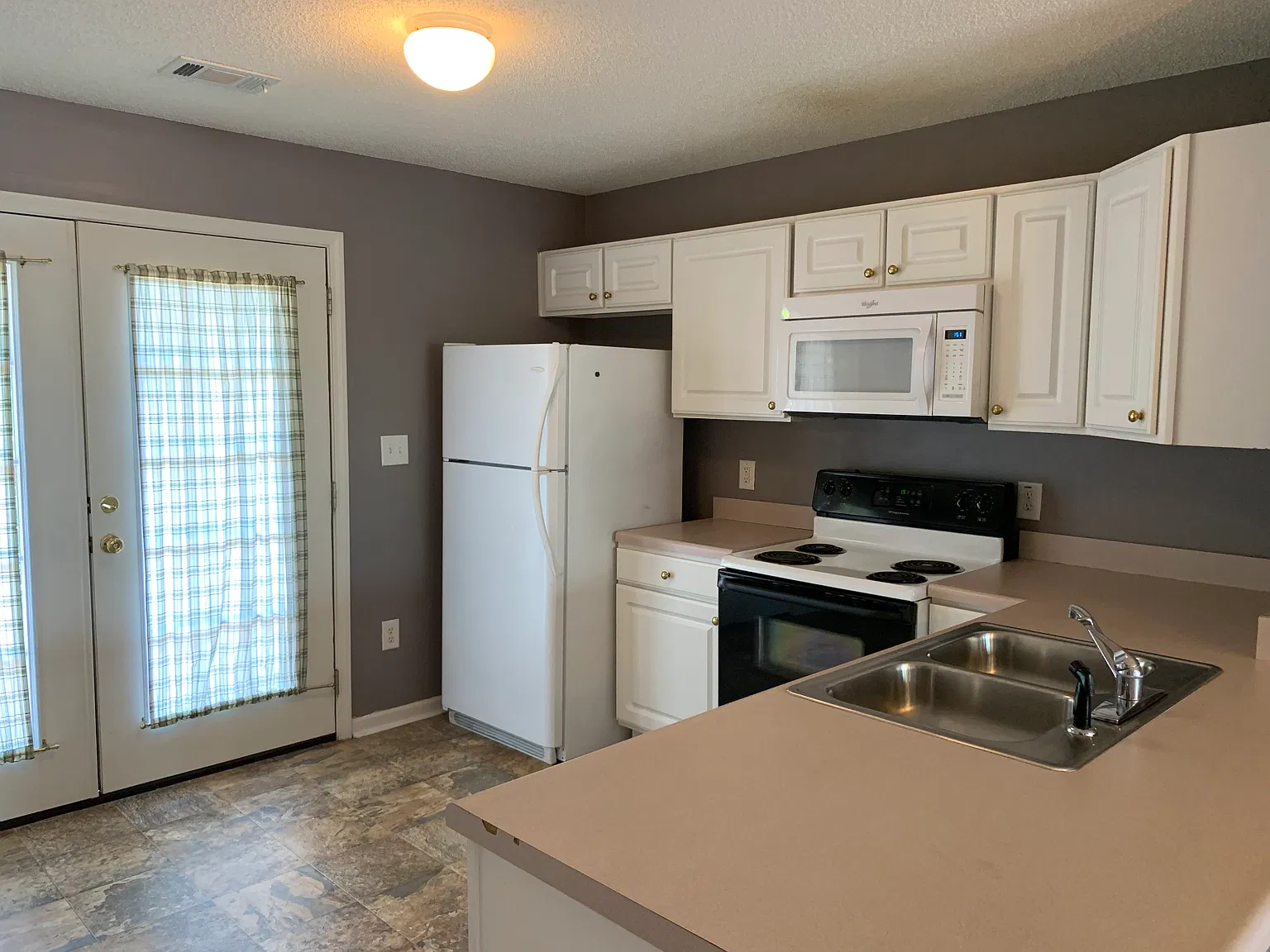 2 bed, 2.5 bath, 1120 sqft, $1,250 — Photo 2