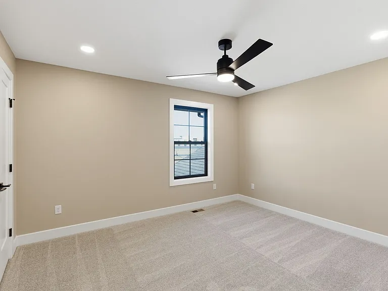 2134 E Beaumont St — Photo 33