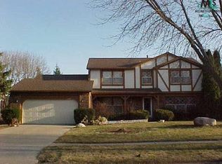 825 E Selby Dr, Troy, MI 48098