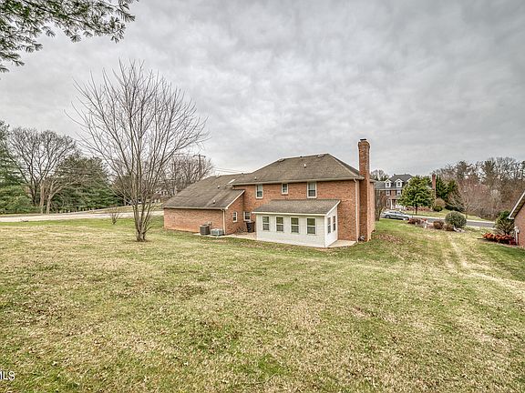 5th image of 821 Regency Dr