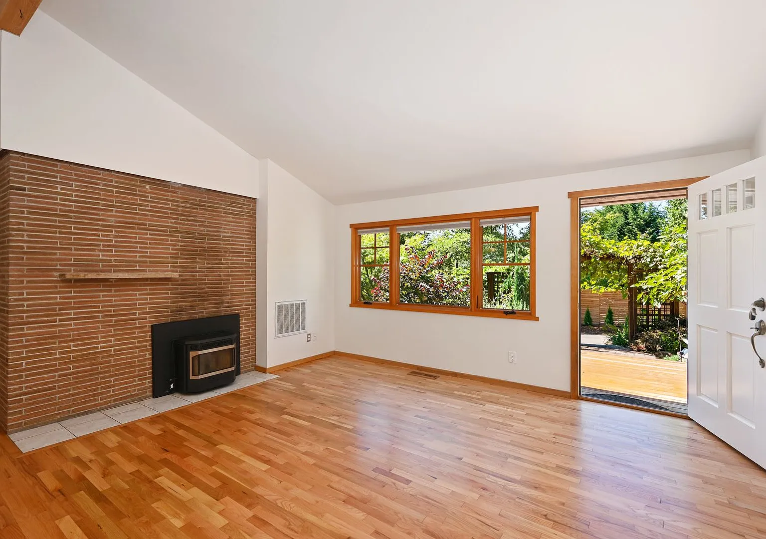 Private 4BR/2BA Home in Tranquil Setting close to Magnussen Beach — Photo 4