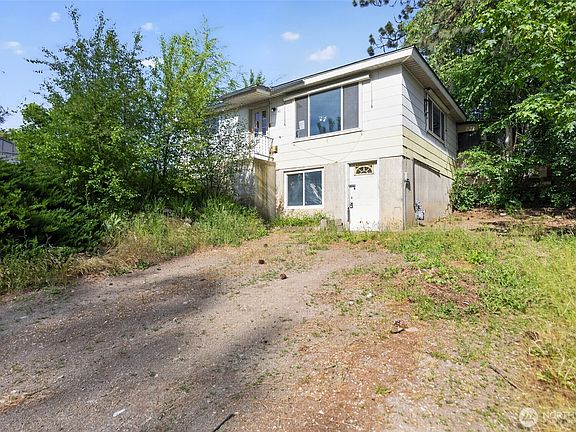 2nd image of 611 S Farr Rd