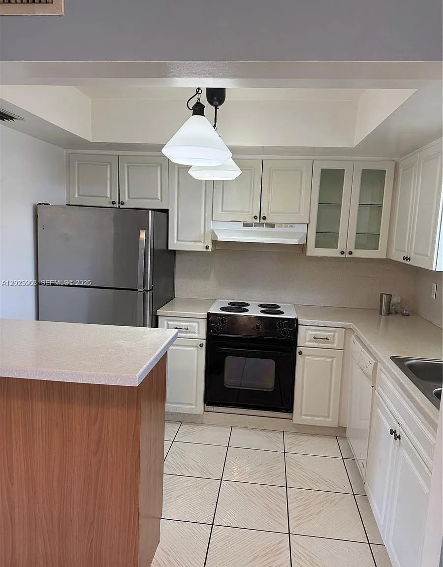 Esquire Apts Co-Op — Photo 4