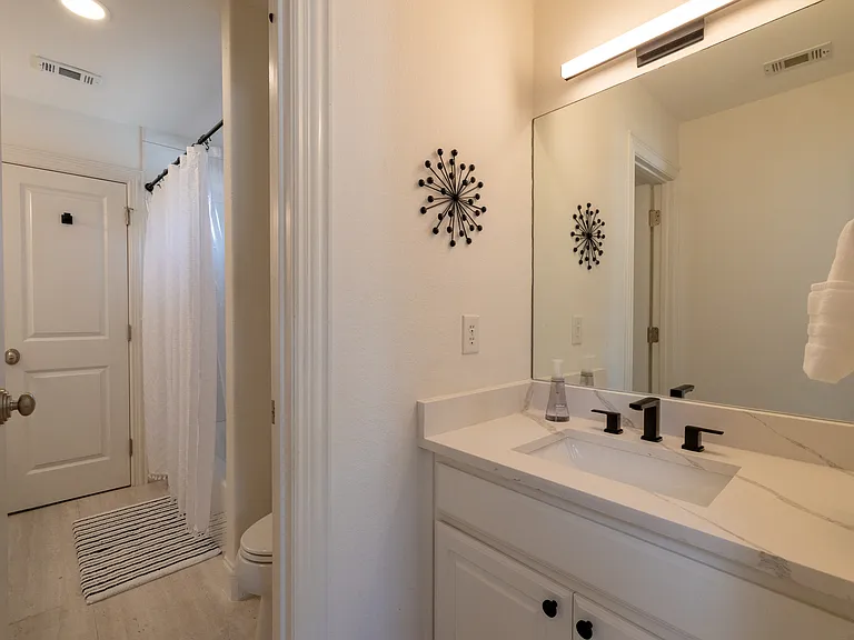 Bright guest bathroom featuring contemporary finishes and fresh towels.