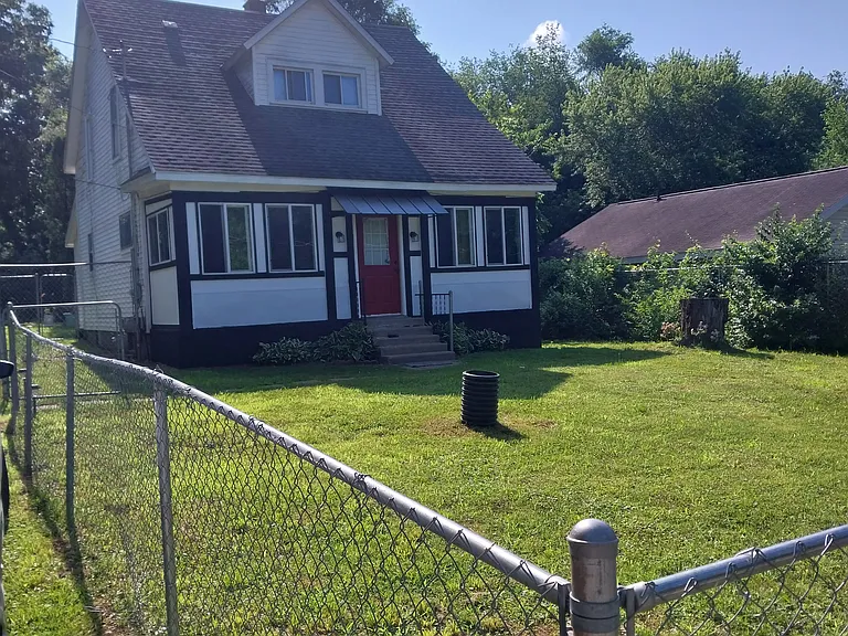 518 Leenhouts St — Photo 2