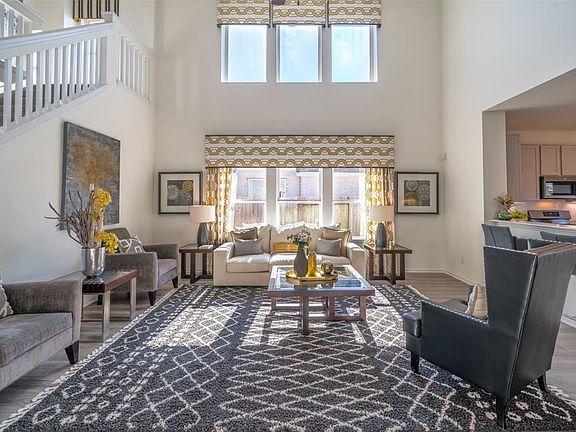 4th image of 2609 Emerald Ln