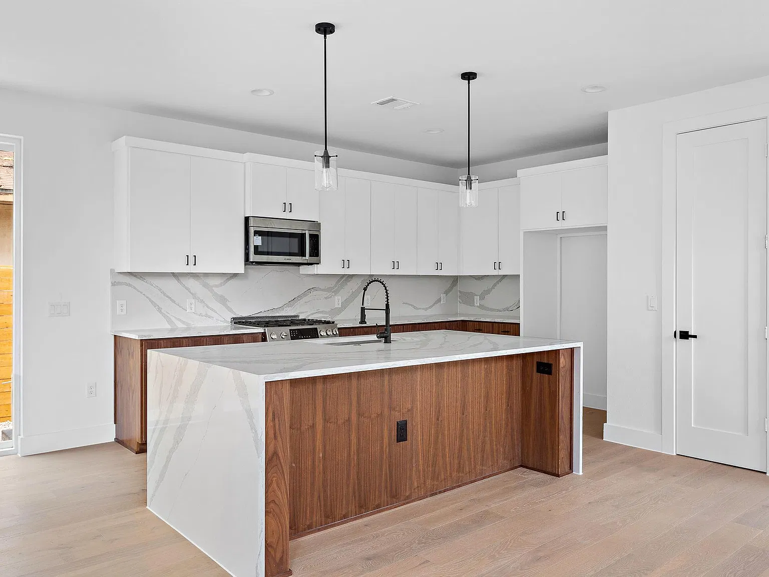 3 bed, 3.5 bath, 2234 sqft, $4,500 — Photo 4
