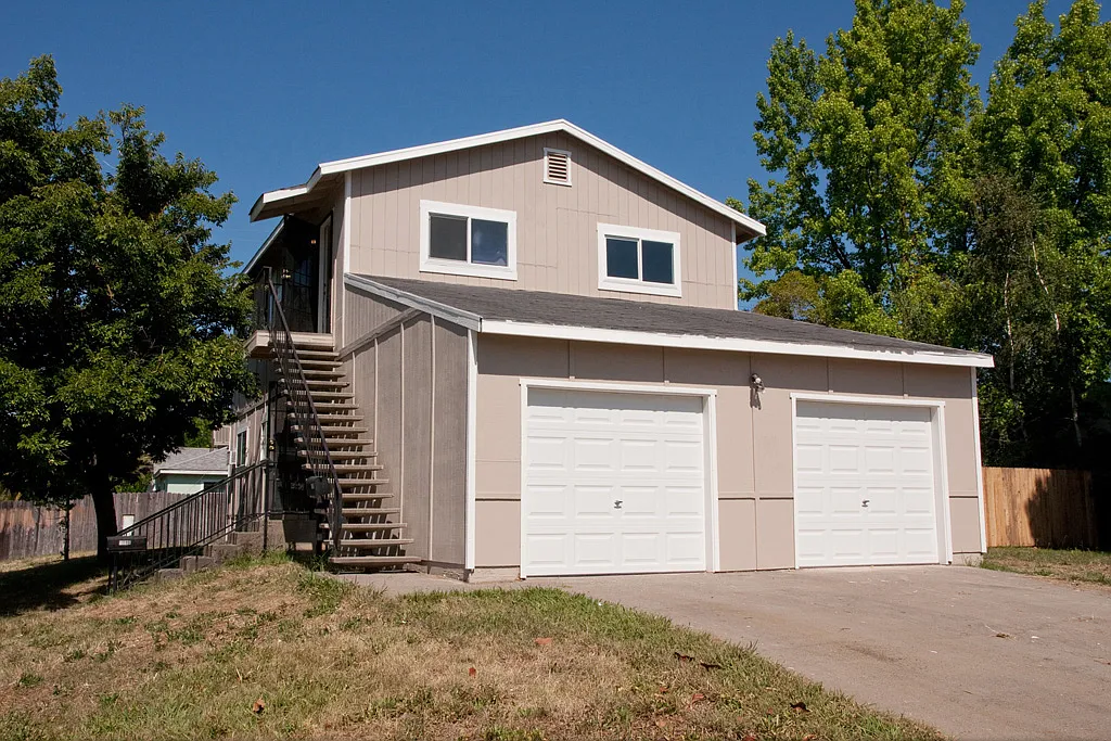 3 bed, 1000 sqft, $2,100 — Photo 1