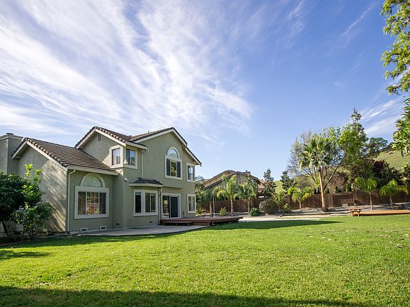 3rd image of 300 Woodcrest Dr