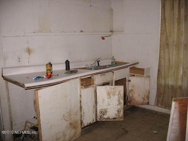 2nd image of 1004 Grunthal St