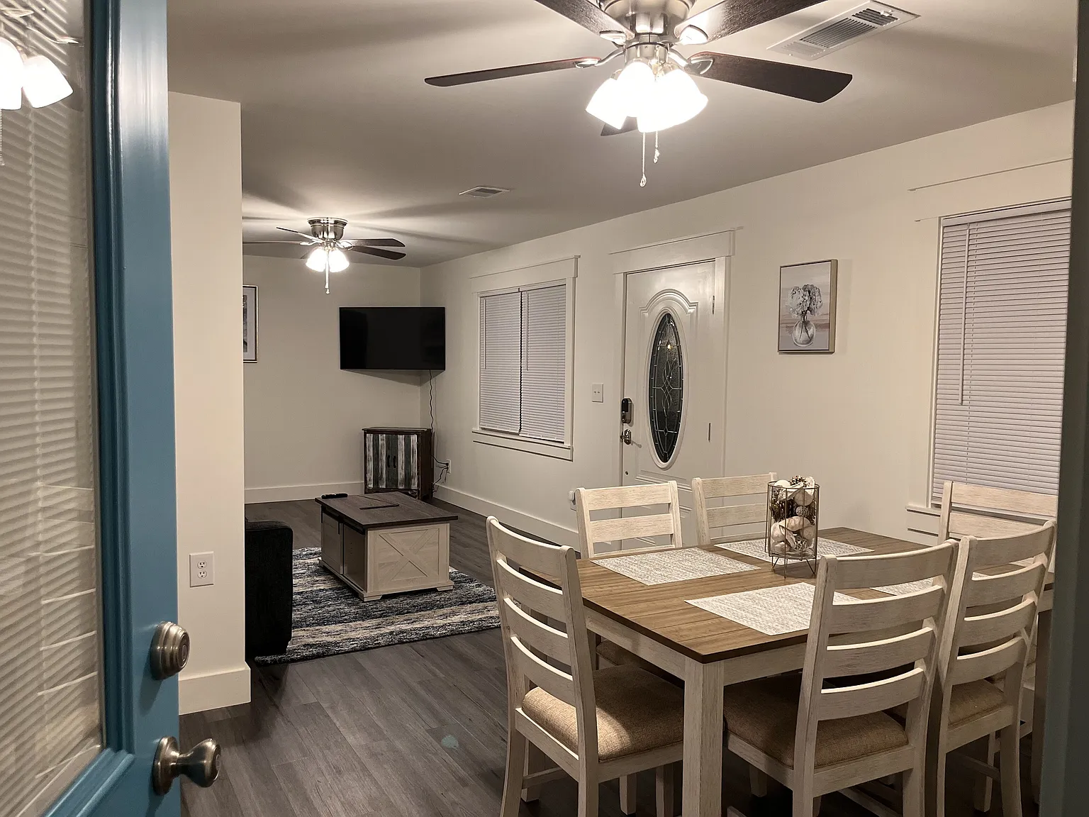 3 bed, 1400 sqft, $2,700 — Photo 2