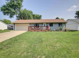 886 15th Ave NW, Clinton, IA 52732