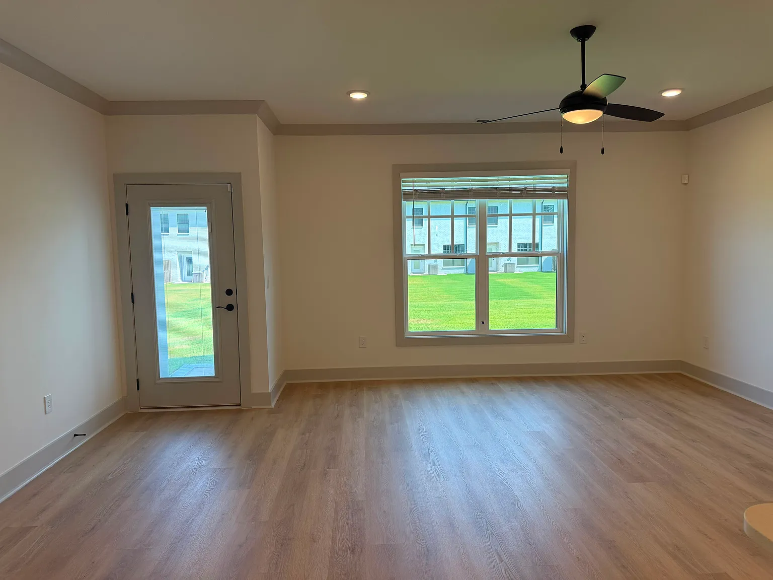3 bed, 2.5 bath, 1629 sqft, $2,095 — Photo 2