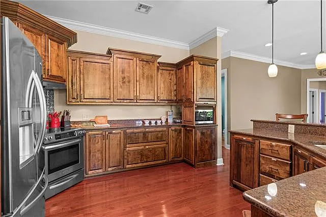 5 bed, 2.5 bath, 2600 sqft, $6,500 — Photo 2