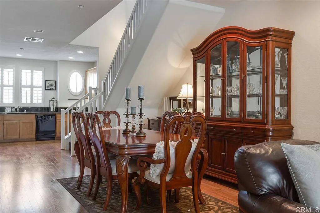 3 bed, 3.5 bath, 1603 sqft, $4,350 — Photo 4