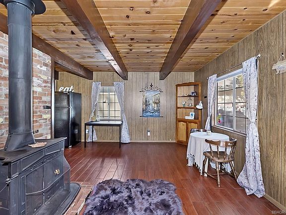 4th image of 594 Leonard Ln