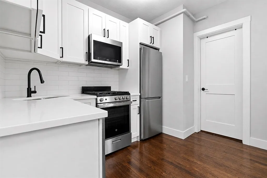 3 bed, 2.0 bath, 1000 sqft, $5,400 — Photo 2