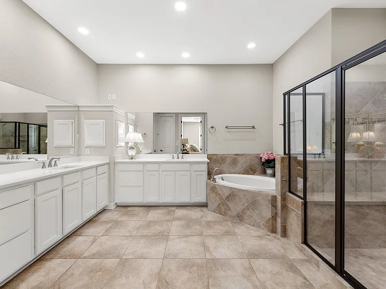 319 Lombardia Dr #21B — Photo 14