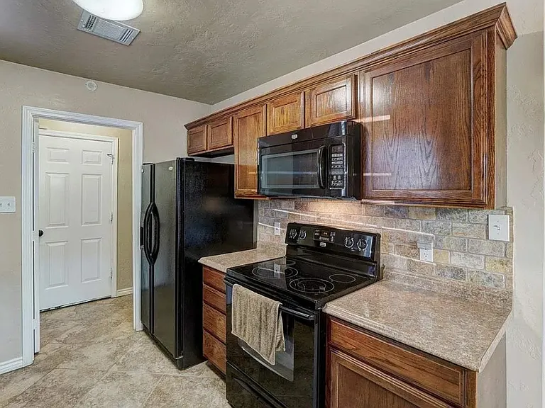 5716 NW Cedarwood Dr — Photo 7