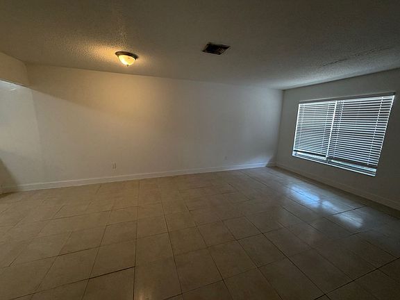 4th image of 3891 Riverside Dr #A