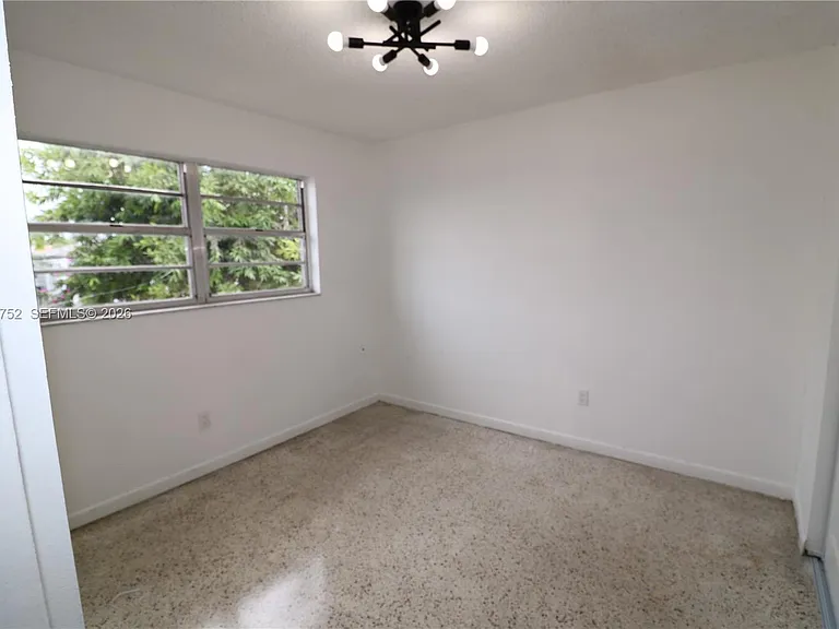 951 SW 7th St #5 — Photo 11