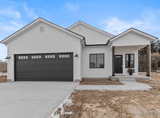 13838 Meadowoak Dr NE, Greenville, MI