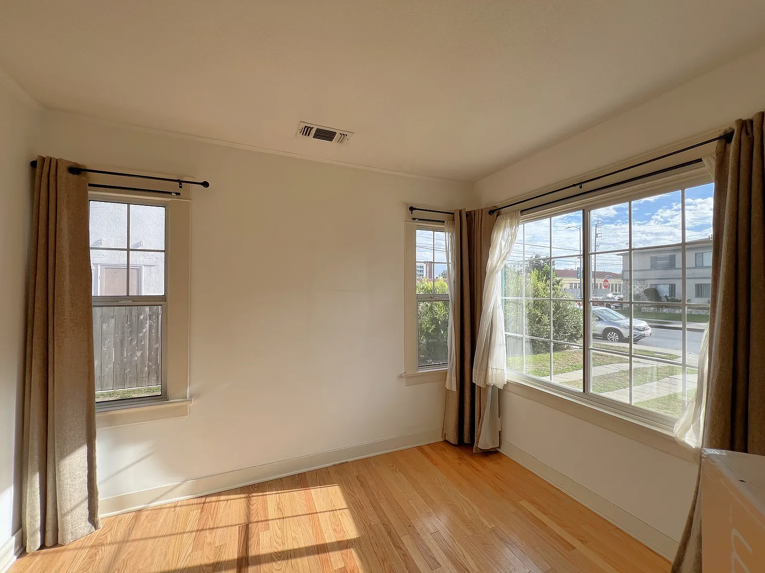 3 bed, 1200 sqft, $4,395 — Photo 2