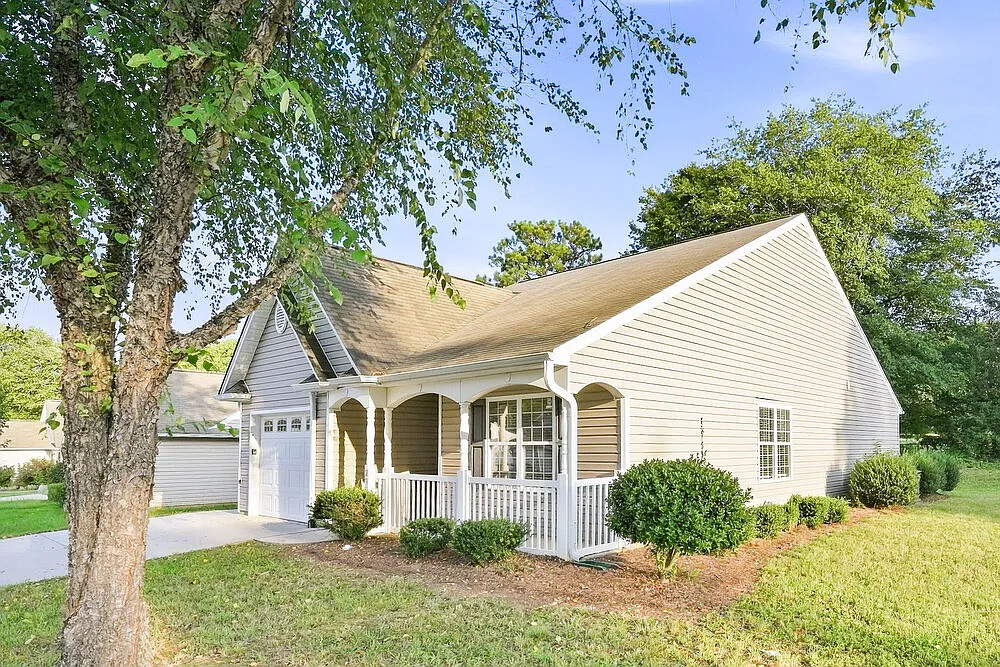 3 bed, 2.0 bath, 1201 sqft, $1,630 — Photo 3
