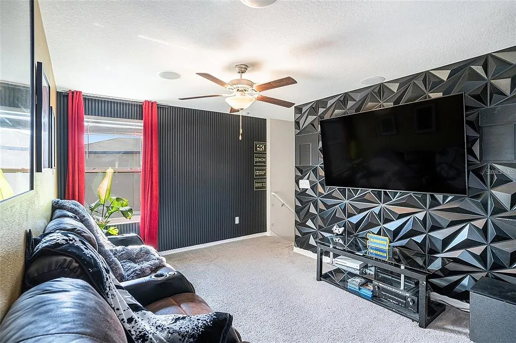 5 bed, 2.5 bath, 2264 sqft, $3,300 — Photo 4