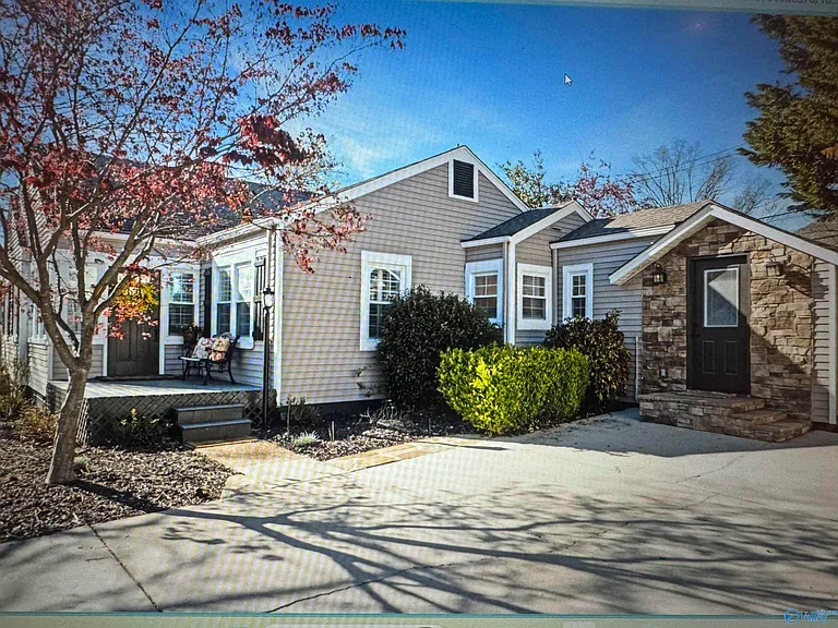 208 Surrey Rd SW — Photo 2