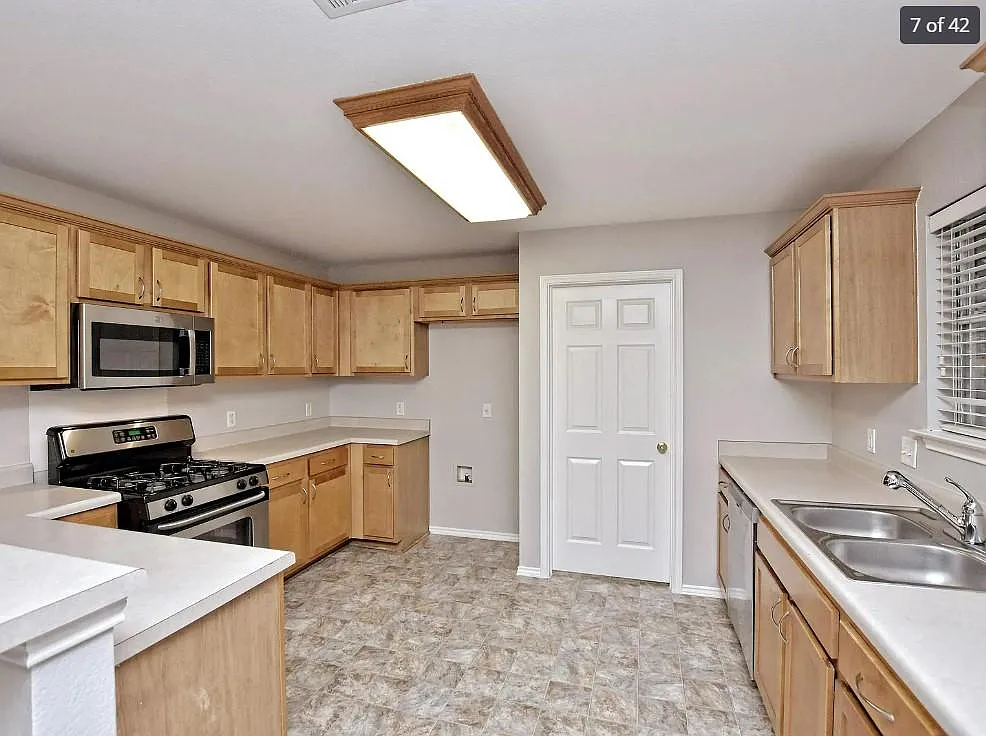 4 bed, 2.5 bath, 2063 sqft, $2,200 — Photo 4